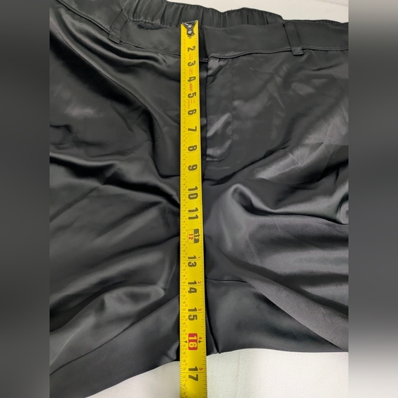 Torrid Women's Plus Size Relaxed Taper Satin Cargo Pant Size 20 Black Festival - Picture 10 of 12